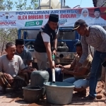 Relawan Barisan Sakera Madura Khofifah-Emil menyalurkan bantuan air bersih di Kecamatan Saronggi, Kabupaten Sumenep.