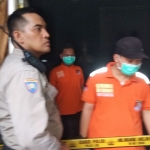 Polisi memasang police line di rumah korban.