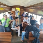Para jurnalis Madiun menikmati kereta wisata Ambarawa dengan naik KA Wisata, kereta api buatan tahun 1911.