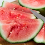 Semangka salah satu makanan untuk mengurangi rasa mual dan muntah saat hamil. 