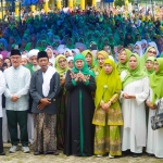 Khofifah Indar Parawansa bersama para kiai, tokoh masyarakat dan Muslimat NU di di Ponpes Minhajut Thullab, Konawe Selatan, Sulawesi Tenggara, Sabtu (20/4/2024). Foto: dok. pribadi