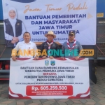 Ketua Kwartir Daerah Gerakan Pramuka Jawa Timur, H. M. Arum Sabil, menyerahkan bantuan diterima langsung oleh Kepala Pelaksana BPBD Jawa Timur, Gatot Soebroto. Foto: Devi Fitri Afriyanti/BANGSAONLINE