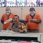 Kedua tersangka saat dihadirkan di konferensi pers Polres Batu