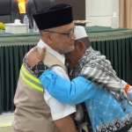 Menhaj Gus Irfan ketika menyambut Saifuddin, jemaah haji tunanetra Kloter 17 Debarkasi Makassar di Asrama Haji Sudiang. Foto: MCH 2026