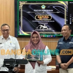 Kepala BKPSDM Gresik, Agung Endro Dwi Setyo Utomo (kanan), bersama Plt Bupati Gresik, Aminatun Habibah, dan Sekdakab Gresik, Achmad Waahil Miftahul Rachman saat launching aplikasi Gapura. Foto: SYUHUD/BANGSAONLINE