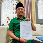 Sudiono Fauzan, Ketua DPRD Kabupaten Pasuruan, menunjukkan surat yang dilayangkan kepada Kapolri.