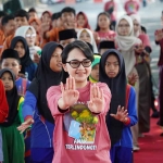 Ketua TP PKK Kabupaten Kediri, Eriani Annisa Hanindhito, saat bersama anak-anak saat merayakan peringatan Hari Anak Nasional 2025 di Taman Hijau SLG. Foto: Ist