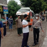 Petugas saat mengevakuasi kecelakaan di Jalan Raya Srengat, Kabupaten Blitar.