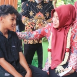 Bupati Mojokerto, Ikfina Fahmawati, saat berbincang dengan warga penerima BSPS usai penyerahan bantuan di Trowulan.
