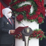 Gubernur Jatim, Khofifah Indar Parawansa, saat memimpin upacara peringatan Hardiknas 2022.