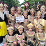 Salah satu peserta karnaval menampilkan pakaian adat khas dayak.