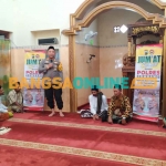 Kapolres Jombang, AKBP Moh Nurhidayat, saat memimpin Jumat Curhat di Masjid Dusun Sumberbeji, Desa Kesamben, Kecamatan Ngoro. Foto: AAN AMRULLOH/BANGSAONLINE