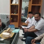 Ketua DPC PKB Kota Probolinggo, Abdul Mujib, saat menjelaskan laporan terhadap Lukman Edy yang dilayangkan ke polisi.