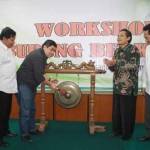 TABUH GONG: Ketua umum PBI Bagya Rahmadi menabuh gong sebagai tanda dibukanya workshop burung berkicau. 