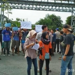 Aksi Karang Taruna Desa Socorejo saat berunjuk rasa di kantor PT Silog.