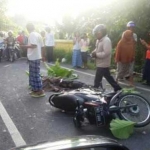 Motor yang ditabrak jadi tontonan warga sekitar.