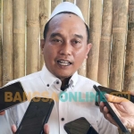 K.H. Basori Alwi atau yang akrab disapa Gus Basori, saat memberi keterangan kepada wartawan. Foto: MUJI HARJITA/BANGSAONLINE