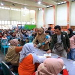 Petugas saat melakukan penyaluran Bansos