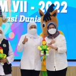 Gubernur Khofifah saat meresmikan maskot Porprov Jatim ke-VII/2022.