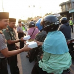 Kapolres AKBP Wahyu Sri Bintoro dan Dandim Letkol (Kav) Widodo Pujianti membagikan takjil kepada pengendara. 