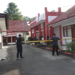 Petugas memasang police line di Rumah Dinas Wali Kota Blitar.