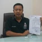 SURAT PENAHANAN – Kasubid Hardabangtah Dit Reskrimum Polda Jatim AKBP Hadi Utomo menunjukkan surat penahanan di Mapolda Jatim, Minggu (18/5/2014). foto : rusmiyanto/BangsaOnline

