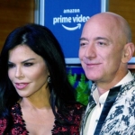 Jeff Bezos besama pacarnya, Lauren Sanchez dilaporkan beruru rumah mewah di area Beverly Hills dan Bel Air. foto: Prodip Guha/Getty Images