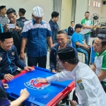 Ketua PWI Kediri, Rektor UIN Syekh Wasil dan pejabat yang hadir saat mencoba bermain olahraga domino. Foto: Muji Harjita/BANGSAONLINE