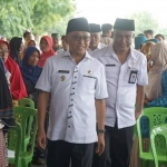 Bupati Sumenep A. Busyro Karim saat meninjau penyaluran program sembako di salah satu e-Warong.