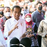 Gubernur Khofifah saat mendampingi Presiden Jokowi dalam kunjungan kerja ke Jawa Timur.