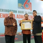 Pakde Karwo bersama Gubernur Sumsel menerima penghargaan sebagai Widyaiswara ahli utama kehormatan dari kepala LAN RI.