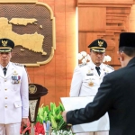 Pj Gubernur Jatim saat melantik Pj Bupati Bondowoso dan Jombang.