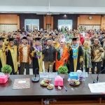 Wabup Gresik Aminatun Habibah (selendang oranye) didampingi Bupati Fandi Akhmad Yani usai menerima gelar doktor dari Unesa. Foto: Ist.