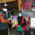 BERI SEMBAKO: Bupati Gus Muhdlor saat meninjau vaksinasi di Dusun Kalialo Desa Kupang Kecamatan Jabon, Sabtu (28/8/2021). foto: ist.