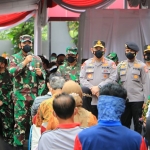 Panglima TNI Marsekal Hadi Tjahjanto bersama Kapolri Jenderal Polisi Listyo Sigit Prabowo memberikan arahan saat meninjau vaksinasi massal di Puskesmas Gayungan.