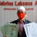 Direktur PT Sabrina Laksana Abadi H. Achmad Miftach Kurniawan menunjukkan surat-surat sah dan sertifikat yang sempat bermasalah.
