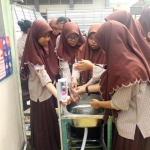 Anak-anak sekolah sedang mencuci tangannya di wastafel portable sekolah. foto: ist