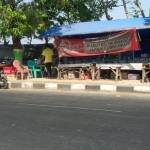 TROTOAR. Menurut aturan, trotoar adalah tempat untuk pejalan kaki. Tetapi karena belum bisa masuk rest area, PKL Tuban berjualan di trotoar. foto : suwandi/HARIAN BANGSA