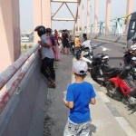 Warga berdatangan ke Jembatan Sembayat, tempat korban lompat ke sungai Bengawan Solo. foto: ist.