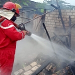 Tim Damkar BPBD Tuban saat memadamkan kobaran api. (foto: ist)