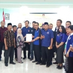 BERKAS RAMPUNG: Pengurus dan Bacaleg NasDem Sidoarjo mendapatkan tanda terima dari KPU Sidoarjo, Senin (16/7). foto: MUSTAIN/ BANGSAONLINE