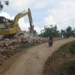 Pengerjaan proyek Jalur Lintas Selatan yang terkendala lahan pengganti. Foto: zuli purwanto/BangsaOnline.com