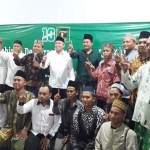 Iskandar D. Syaichu bersama para santri dan alumni Ponpes Mambaus Sholihin, Suci Manyar. Foto: SYUHUD A/BANGSAONLINE