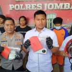 Konferensi pers terkait pencurian taksi online di Mapolres Jombang.