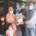 Ketua KWG M. Syuhud Almanfaluty didampingi Waka KWG Agus Adi Santoso saat menyalurkan paket beras kepada warga terdampak pandemi Covid-19. foto: ist.