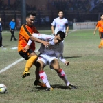 Pemain Persibo saat duel dengan pemain Persis Solo saat uji coba beberapa waktu lalu. foto: EKY NURHADI/ BANGSAONLINE