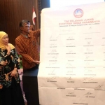 Khofifah Indar Parawansa saat menyaksikan deklarasi dukungan yang digelar Dewan Harian Daerah Badan Pembudayaan Kejuangan 45 Jawa Timur.