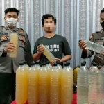 Personel dari Polres Mojokerto Kota saat menggelar konferensi pers terkait penemuan puluhan botol miras tanpa izin.