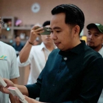 Bupati Jember, Muhammad Fawait, saat meninjau produk lokal.