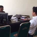 Kasi Pidsus saat melakukan pemeriksaan kepada mantan oknum pegawai bank Jatim. foto: arif kurniawan/ BANGSAONLINE